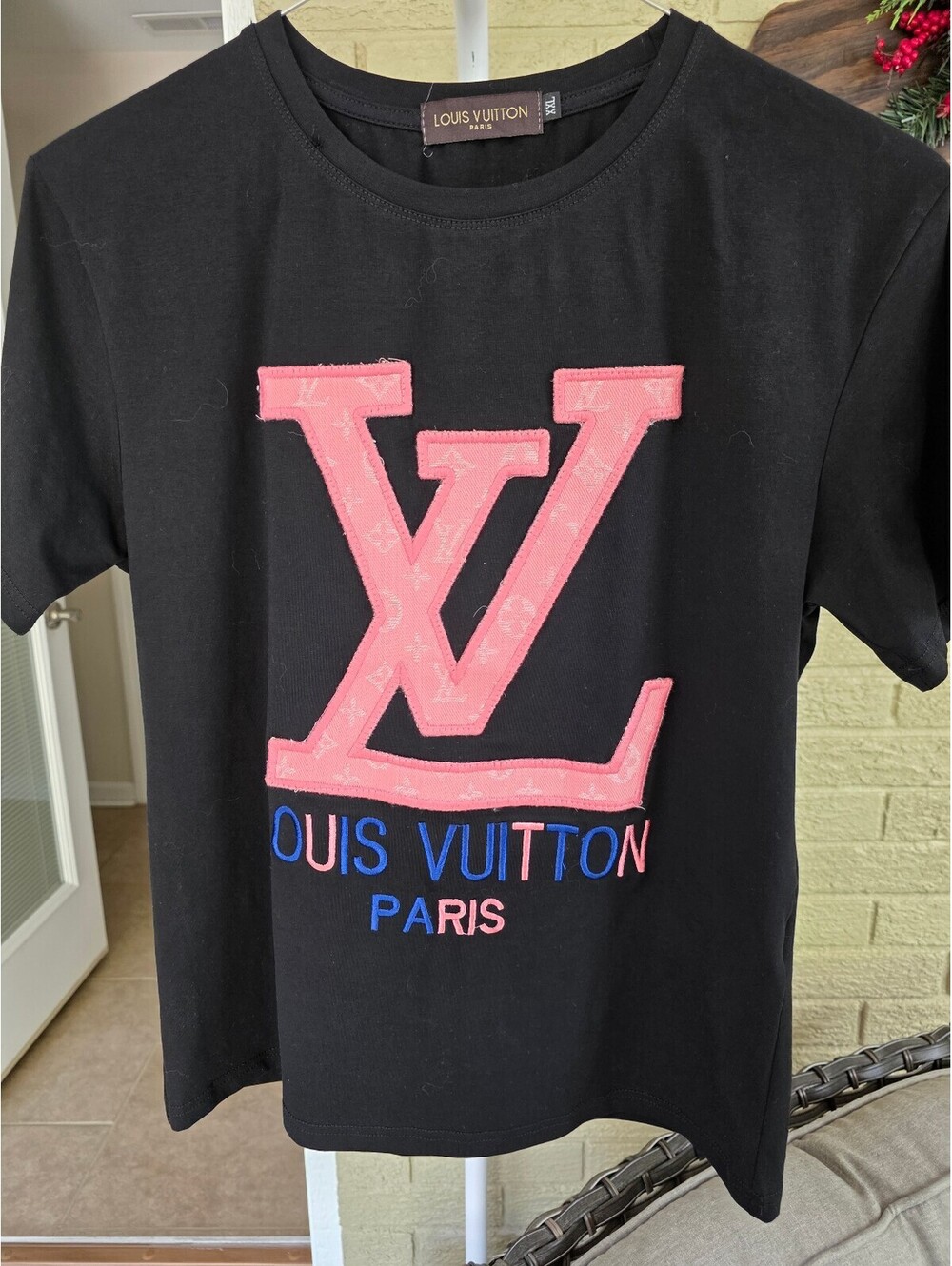 Fashion Louis Vuitton Paris Black T-Shirt with Pink LV Logo Embr